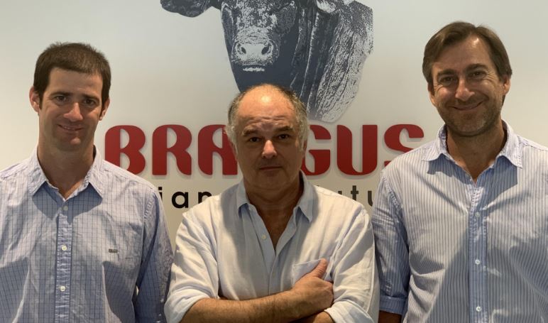 Víctor Navajas, titular de Brangus, junto al gerente saliente, Facundo Rivolta, y su sucesor, Hernán Magaz.